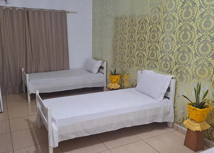 Quarto Triplo Com Banheiro Compartilhado